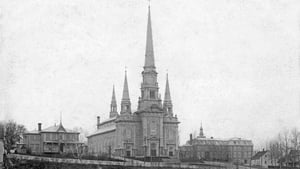 Église, monument et kiosque il y a plus de 100 ans