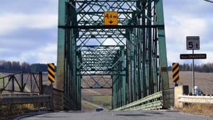 Réparations au pont de Saint-Joseph-de-Beauce: la pétition remise au député