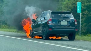 Voiture en feu sur l'A-73