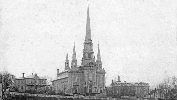 Église, monument et kiosque il y a plus de 100 ans