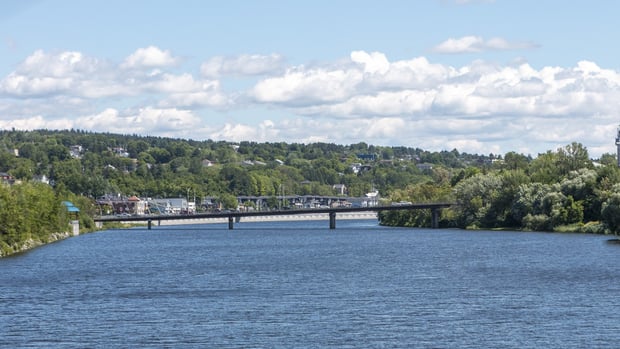 Travaux d’asphaltage sur le pont David-Roy, à Saint-Georges
