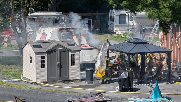 Une roulotte entièrement brûlée au Camping Domaine de la Rivière