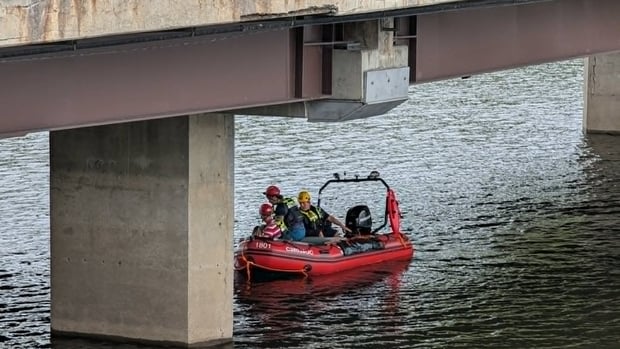 Saint-Georges: intervention des pompiers sur la rivière Chaudière