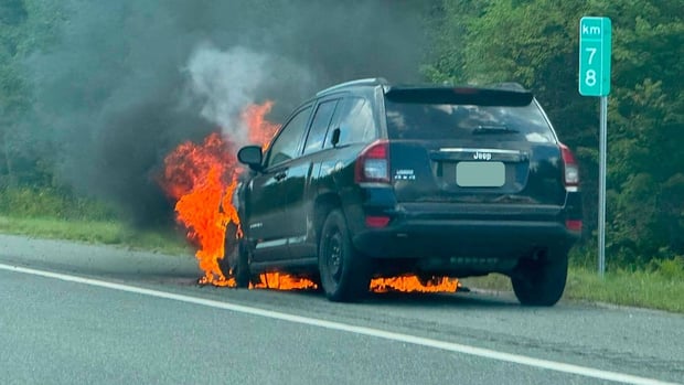 Voiture en feu sur l'A-73