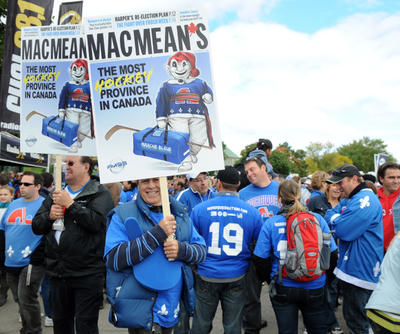 JF-marche bleue 07 2 Octobre 2010 La Marche Bleue sur les plaines d'Abraham. La replique dans la foule du magazine Macleans.photo: Jean-Francois Desgagnes/JOURNAL DE QUEBEC/AGENCE QMI) - Original Filename: JF-marche_bleue_07.JPG