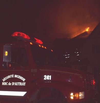 Quelques photos de l'incendie sur la route 347 à St-Norbert. Photo : Mario Durieux.