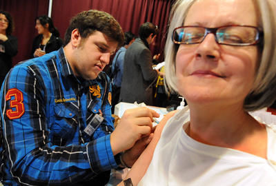 Des étudiants et des professeurs en sciences infirmières à l Université Laval prêteront main-forte au centre de vaccination du pavillon Alphonse-Desjardins tous les week-ends jusqu au 20 décembre.SAN-VACCINATION ETUDIANTS INFIRMIERES05/12/09 (QMI-0912051938B.JPG)