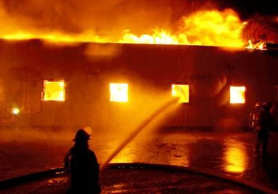Un hangar brûle à Lavaltrie
