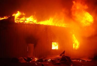 Un hangar brûle à Lavaltrie