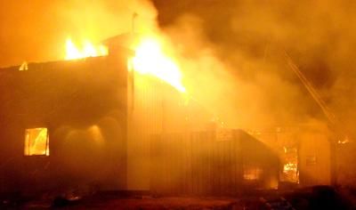 Un hangar brûle à Lavaltrie