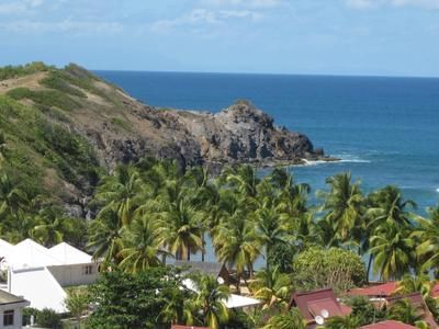 Mer d un bleu intense, plages au sable blanc ou noir, forêts luxuriantes dont les tons de vert sont parsemés de milliers de fleurs multicolores, la Martinique offre des paysages magnifiques.