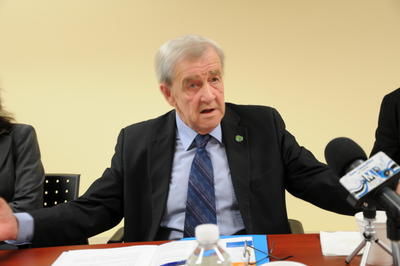 François Charbonneau défend les commissions scolaires