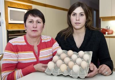 Des productrice d'oeufs qui ont reçu une amende de 2 000$ pour avoir donnée des oeufs à la mane quotidienne de Joliette, lle mardi 14 décembre 2010. MARTIN CHEVALIER/LE JOURNAL DE MONTRÉAL/AGENCE QMI