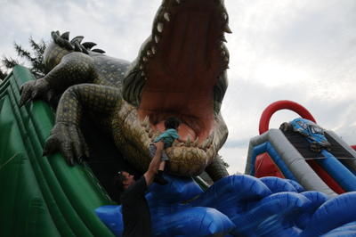 Hugues Lefebvre, de Saint-Charles-Borromée, a montré de plus près le crocodile géant à son petit garçon, le 23 juin 2010 à Saint-Charles-Borromée.