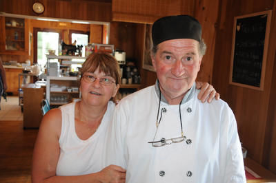 Danielle Sirard et son chef Christian Bellemin dans leur nouveau restaurant "Au rendez-vous" de St-Gérard-de Magella