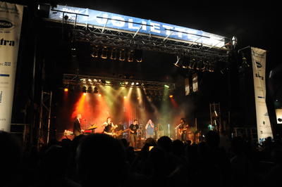 Le chanteur Yann Perreau a donné toute une prestation alternant les poèmes patriotiques aux chansons qui ont fait danser les miliers de fêtards le 23 juin au parc Louis-Querbes de Joliette.