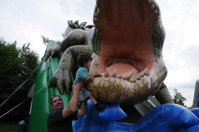Hugues Lefebvre, de Saint-Charles-Borromée, a montré de plus près le crocodile géant à son petit garçon, le 23 juin dernier.
