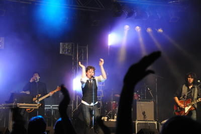 Le chanteur Yann Perreau a donné toute une prestation alternant les poèmes patriotiques aux chansons qui ont fait danser les miliers de fêtards le 23 juin au parc Louis-Querbes de Joliette.