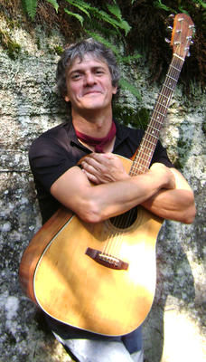 Bernard Simard de St-Alphonse-de-Rodriguez, ex-membre de la Bottine souriante, lance un 2e album.