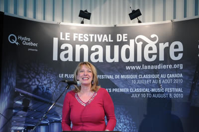 La ministre de la Culture, des Communications et de la Condition féminine, Christine St-Pierre lors de l'annonce d'un octroi de 1 361 900 $ pour l'achat de deux écrans géants qui télédiffuseront les concerts du Festival international de Lanaudière. De plus, l'amphithéâtre a été baptisé Fernand-Lindsay en hommage au fondateur du festival.