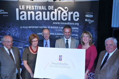 La ministre de la Culture, des Communications et de la Condition féminine, Christine St-Pierre lors de l'annonce d'un octroi de 1 361 900 $ pour l'achat de deux écrans géants qui télédiffuseront les concerts du Festival international de Lanaudière. De plus, l'amphithéâtre a été baptisé Fernand-Lindsay en hommage au fondateur du festival. Sur la photo, Claude-Armand Sheppard, président du conseil d administration du Festival, Marie Lavigne, PDG de la Société de la Place des Arts et proprétaire de l'amphithéâtre, Claude Roy, supérieur provincial des Clercs de Saint-Viateur, Fernand Bédard, directeur général du Festival, Christine St-Pierre, ministre de la Culture, des Communications et de la Condition féminine et Réné Laurin, maire de Joliette.