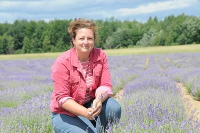 Marie-Ève Mondor au milieu de ses 55 milles plants de lavande cultivés sans pesticides ni produits chimiques à Lanoraie.