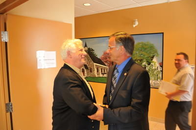 Le maire de Rawdon, Jacques Beauregard, accueille le député de Chomedey, Guy Ouellette à Rawdon le 1er septembre dernier.