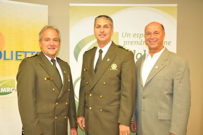 Le nouveau chef du poste de police de la MRC de Joliette, Yanick Dussault, entouré du président du Comité de sécurité publique de la MRC, Robert Groulx, et du responsable du bureau de la surveillance de la SQ de Montréal-Laval-Laurentide et Lanaudière, Marcel Forget.