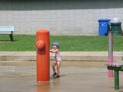 Un enfant profite des jeux d'eau pendant la canicule.