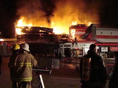 Vidéo : Une quincaillerie de Rawdon brûle