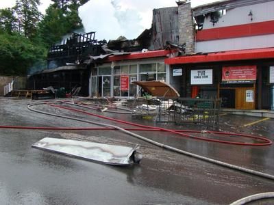 Vidéo : Une quincaillerie de Rawdon brûle