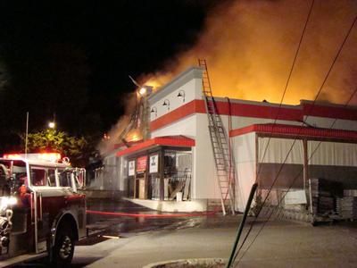 Vidéo : Une quincaillerie de Rawdon brûle