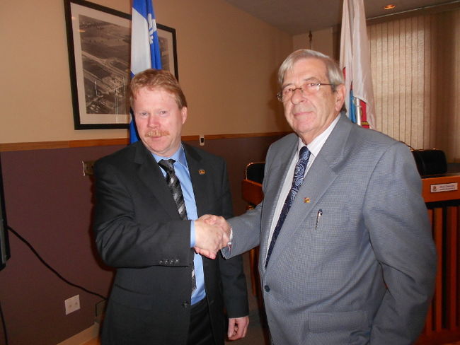 Le député provincial de Berthier, André Villeneuve, en compagnie du maire de Berthierville, Bernard Grégoire.