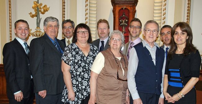 Des citoyens ont tenu à se joindre aux députés lanaudois à l’Assemblée nationale le 16 mai dernier. Dans l’ordre habituel : Mathieu Traversy, député de Terrebonne, Michel Maynard du CAUSAL, Scott McKay, député de l’Assomption, Diane Therrien, initiatrice de la pétition, André Villeneuve, député de Berthier, Louise Lefebvre, trésorière AQDR, Guillaume Tremblay, député de Masson, Serge Lefebvre, mouvement «Nous existons», Nicolas Marceau, député de Rousseau et Véronique Hivon, députée de Joliette.