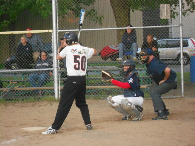 Des jeunes joueurs de baseball en action.