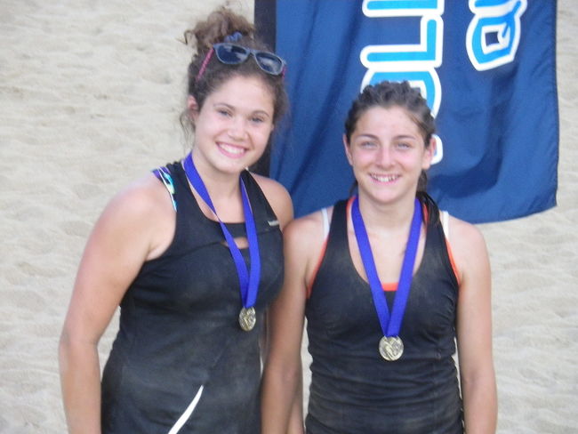 Marianne Saint-Aubin et Clémence Baril lors de l'Omnium de Volleyball de plage 2 vs 2 U-14 de Sherbrooke.