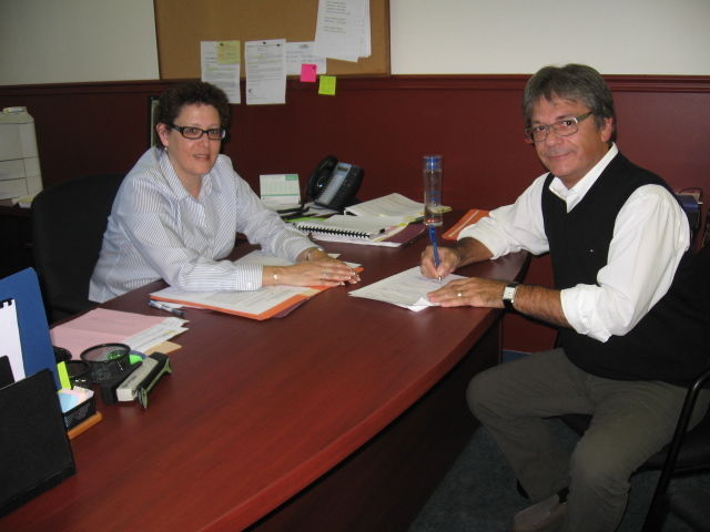 Le candidat du quartier #2 (Christ-Roi) à Joliette
Normand-Guy Lépine dépose son bulletin de présentation
en présence de Madame Isabelle Boutin, présidente
d'élection à Joliette.
