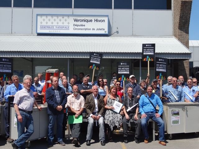 Les ouvriers spécialisés du secteur public de la région de Lanaudière manifestent à Joliette.