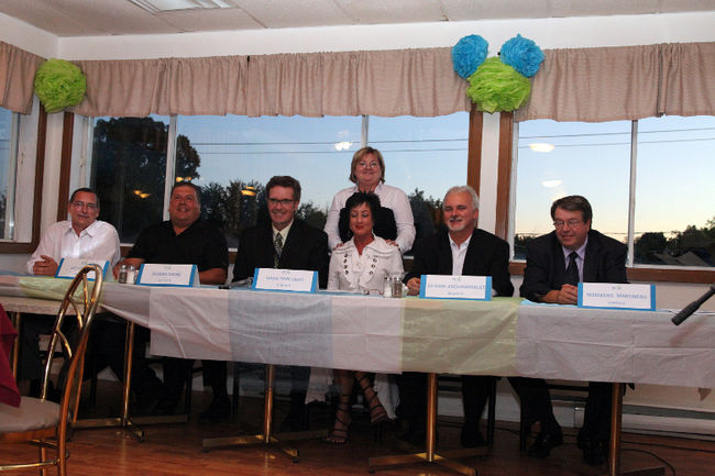 Les candidats du PCSJ : Michel Desrochers (quartier no 1), Luc Lamothe (quartier no 2), Jacques Gagné (quartier no 3), Linda Thibodeau (quartier no 4), Sylvain Archambault (quartier no 5) et Normand Martineau (quartier no 6), derrière lesquels se tient Danielle Bédard, candidate à la mairie.