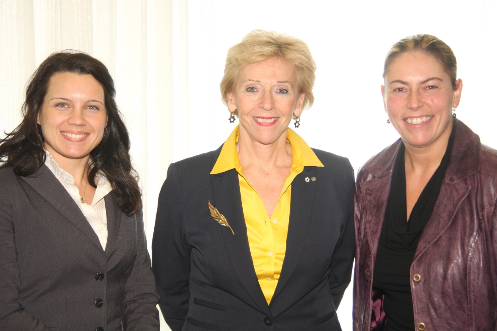 Mme Françoise Bertrand, pdg de la Fédération des chambres de commerce du Québec en compagnie de Me Mariève Gagnon, présidente de la Chambre et Mme Pascale Lapointe-Manseau, directrice générale.