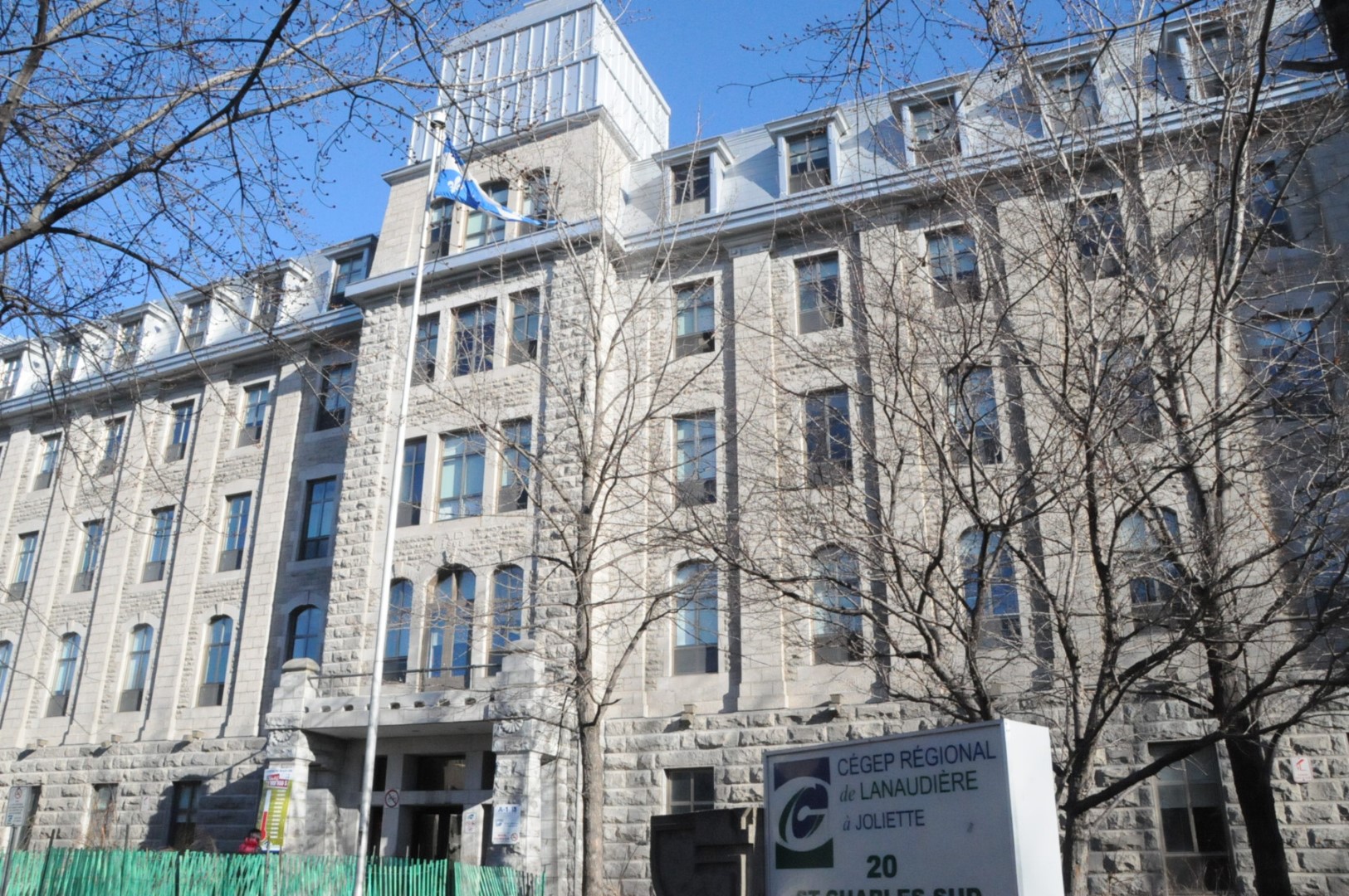 Les compressions font craindre le pire au cégep de Joliette