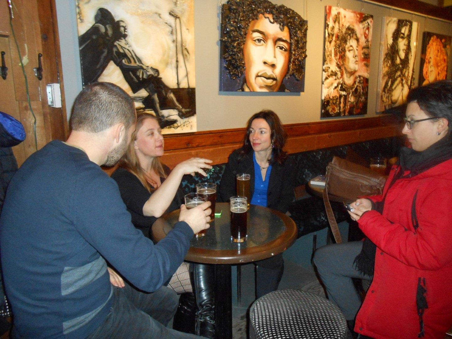 Martine Ouellet en discussion avec quelques militants.