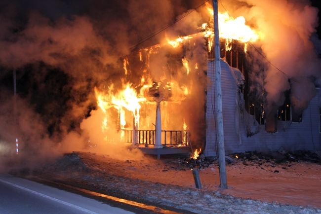 Un incendie a complètement détruit une maison située au 361 rue Principale, à Sainte-Mélanie, dans la nuit du 22 mars.
