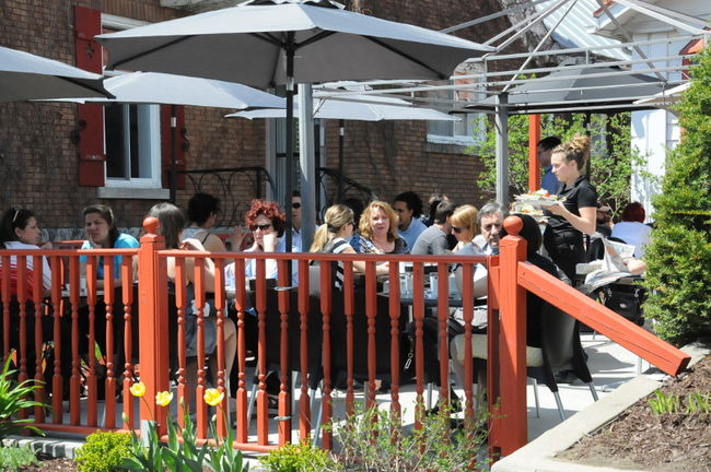 Les terrasses de Joliette se remplissent rapidement.