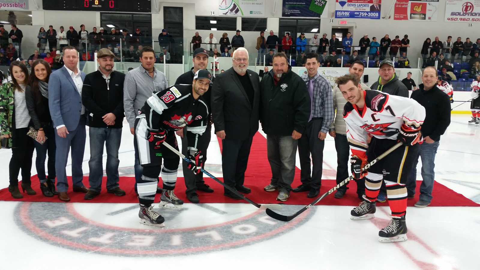 De nombreux dignitaires ont participé à la mise au jeu protocolaire du premier match de l'histoire des Sportifs. On retrouve entre autre, au centre, Richard Leduc (pro-maire de Joliette) et Daniel Thibault (préfet-registraire de la Ligue Senior de la Mauricie) et les commanditaires de l'équipe.
