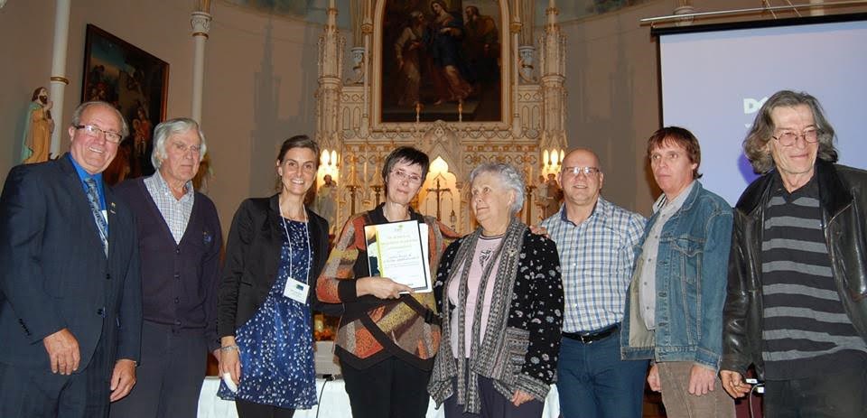 M. Gaétan Gravel, préfet de la MRC de D'Autray et maire de Ville Saint-Gabriel, Mme Marie-Julie Asselin, agente de développement culturel de la MRC, et Mme Danielle Martineau, en compagnie de membres du comité Adélard Lambert.