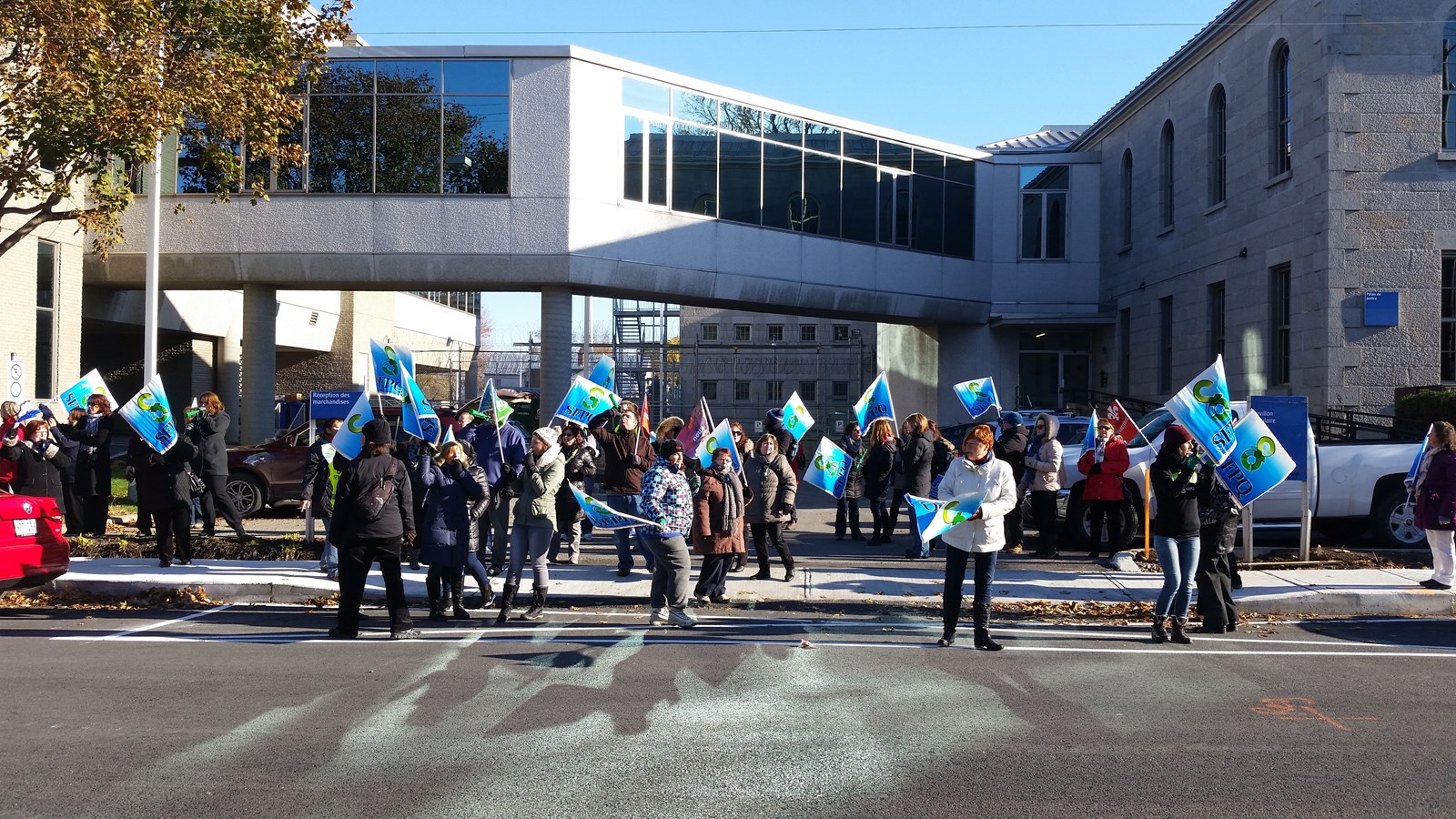 Ils étaient plusieurs employés à manifester devant le stationnement de la rue St-Marc au palais de justice de Joliette.