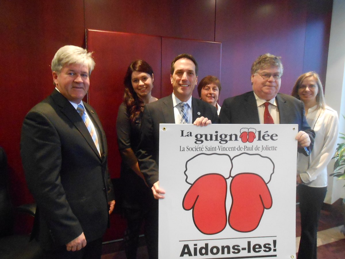 De gauche à droite: Luc Beauséjour (conseiller municipal à Joliette), Maude Jutras (Agente de communication à la Ville de Notre-Dame-des-Prairies), Me Guy Bisaillon (président de la Chambre de Commerce du grand Joliette), France Comtoir (coordonnatrice bureau d'Entraide SSVP), Mario Vadnais (président de la SSVP), Claudine Drainville (attachée politique de Véronique Hivon).