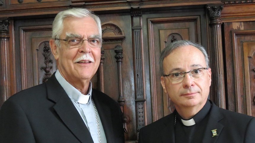 Mgr Gilles Lussier (à gauche) et Mgr Raymond Poisson (à droite)