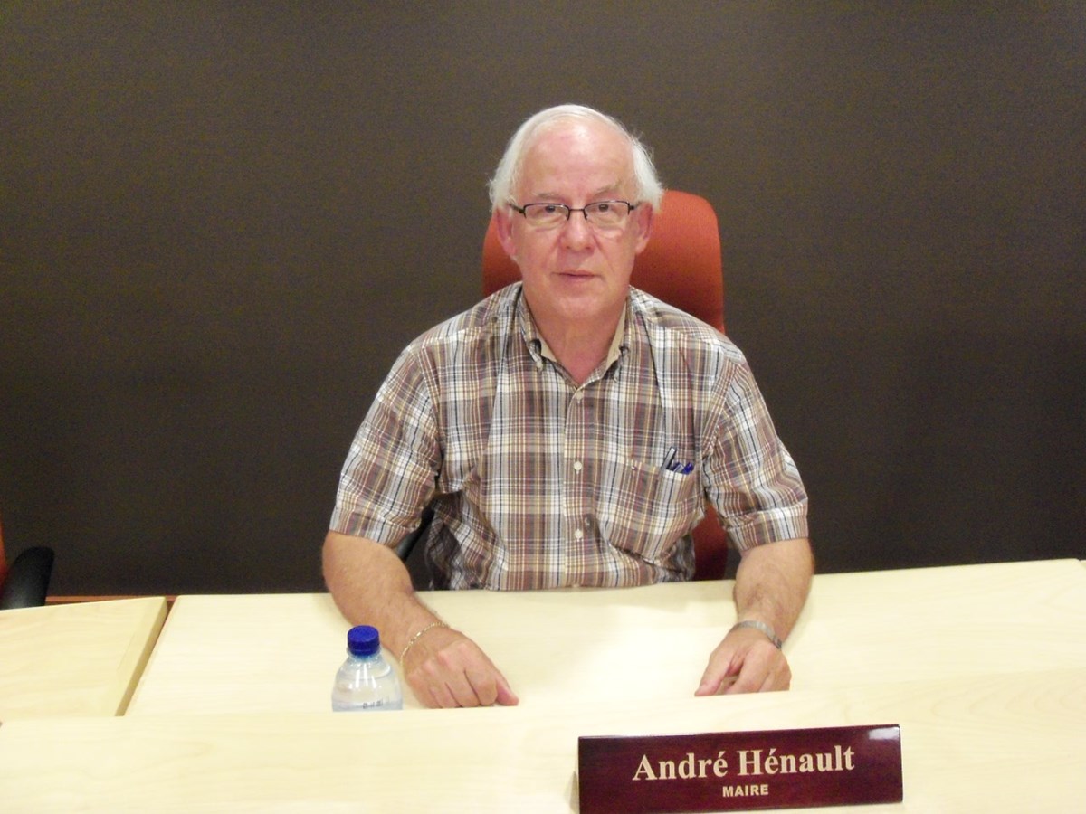 Le maire André Hénault